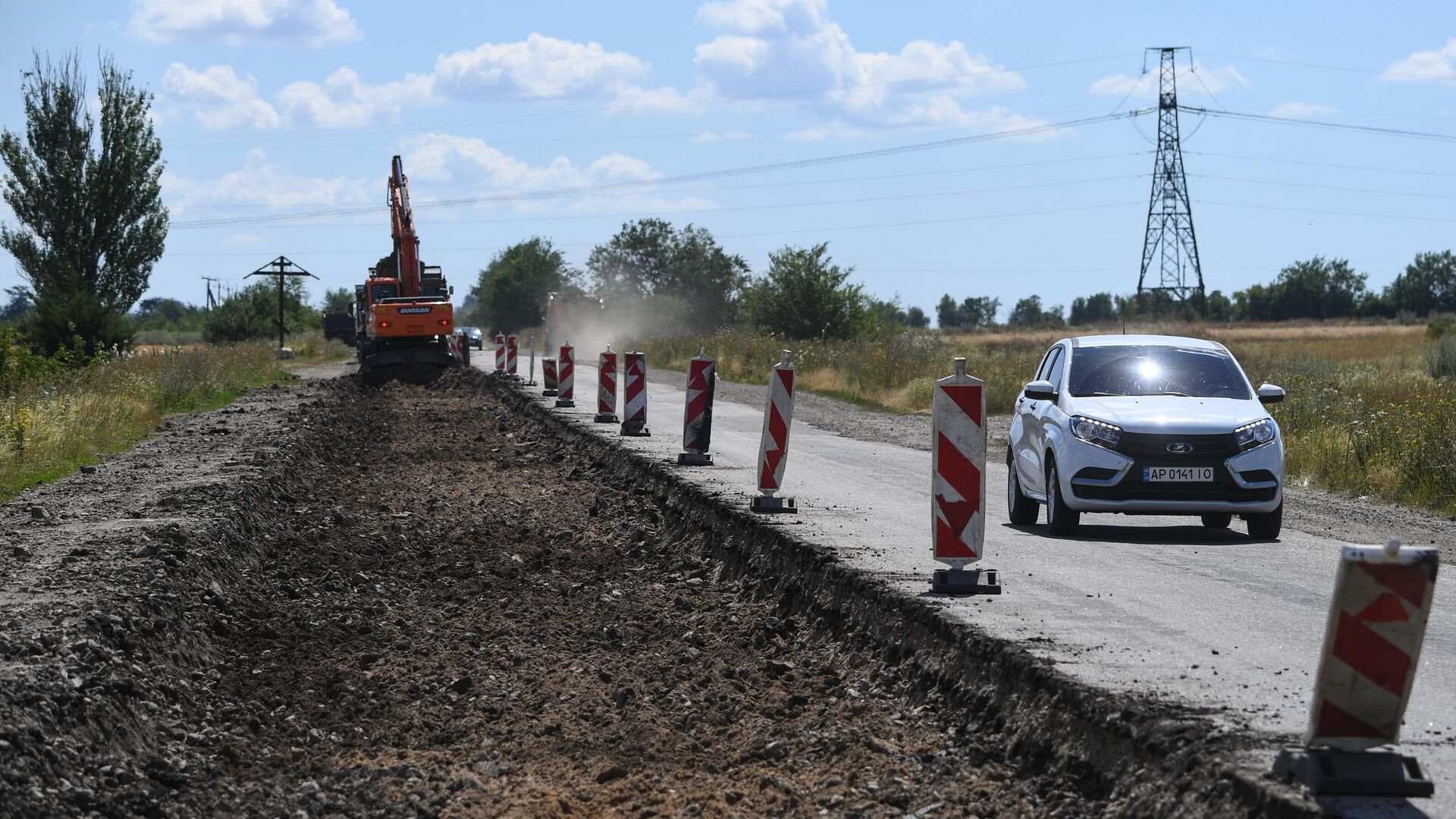 Легковой автомобиль на ремонтируемом участке автомобильной дороги Мелитополь - Бердянск - РИА Новости, 1920, 26.10.2022