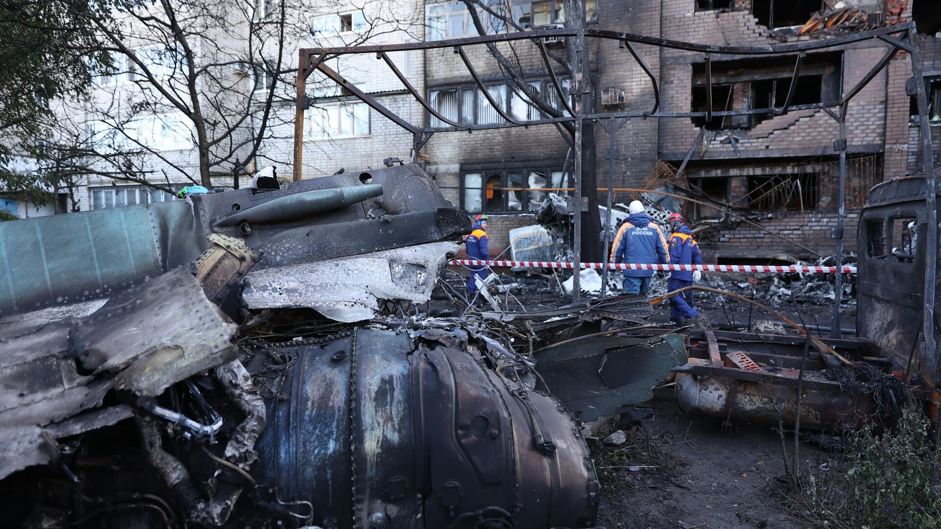 Обломки сверхзвукового истребителя-бомбардировщика Су-34 у многоэтажного дома в Ейске - РИА Новости, 1920, 18.10.2022