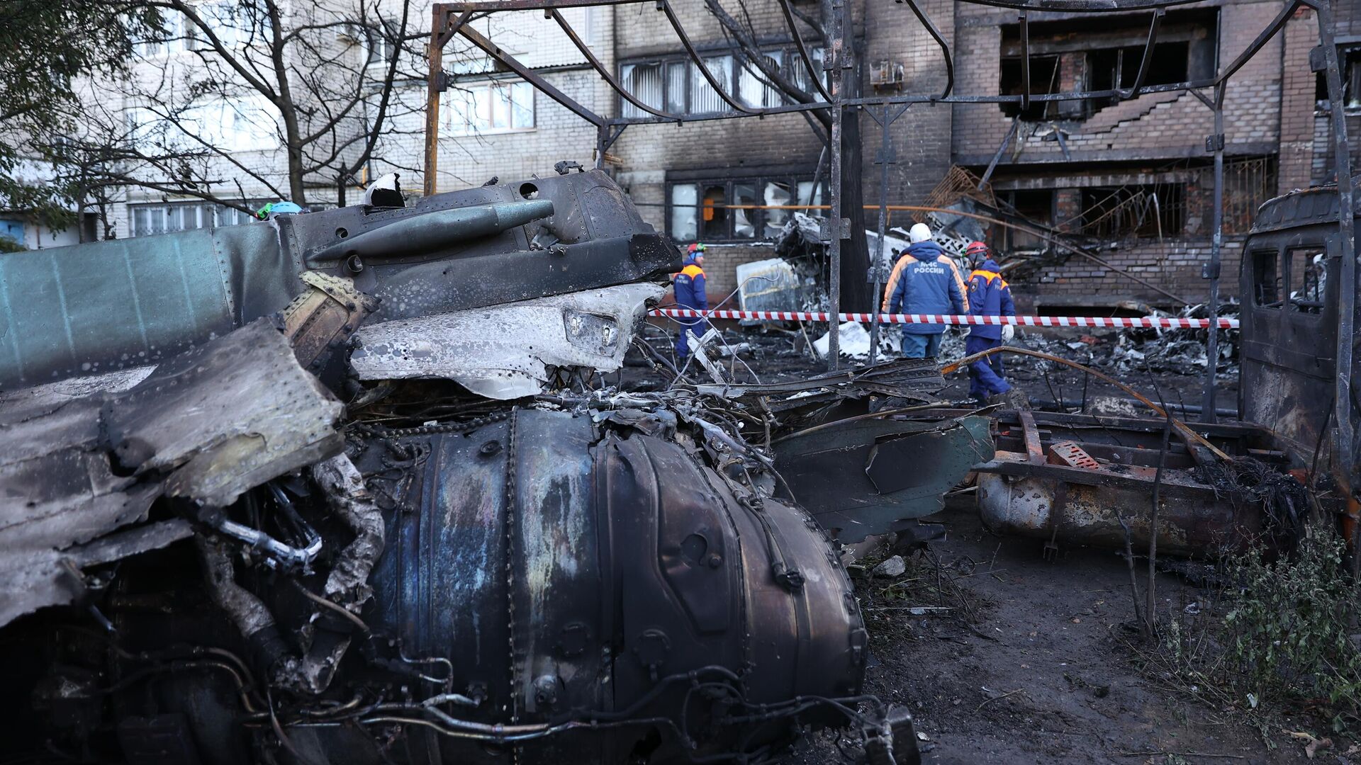 Обломки сверхзвукового истребителя-бомбардировщика Су-34 у многоэтажного дома в Ейске - РИА Новости, 1920, 18.10.2022