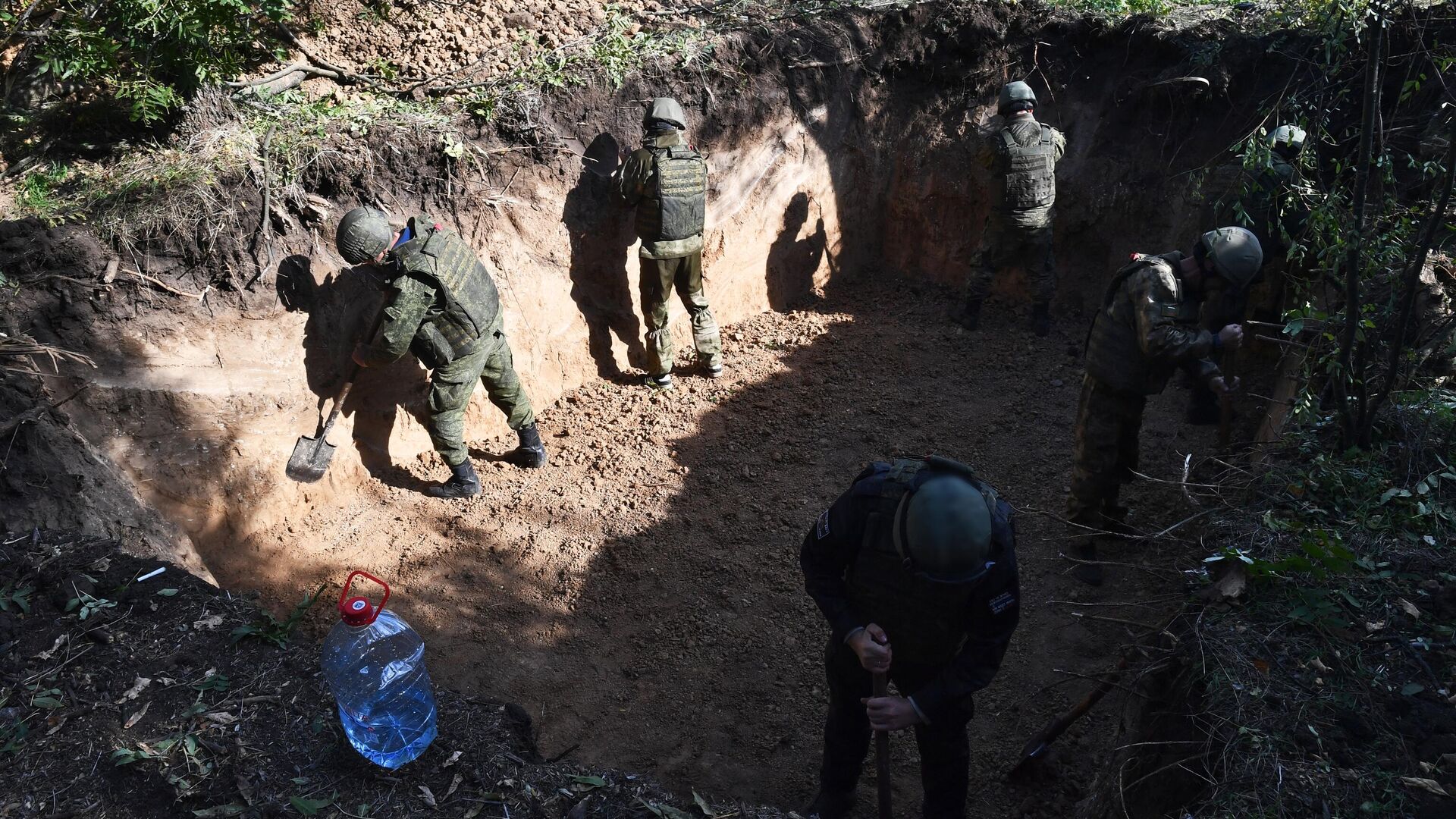 Военнослужащие инженерного подразделения Южного военного округа во время оборудования позиций на Запорожском направлении - РИА Новости, 1920, 11.06.2023