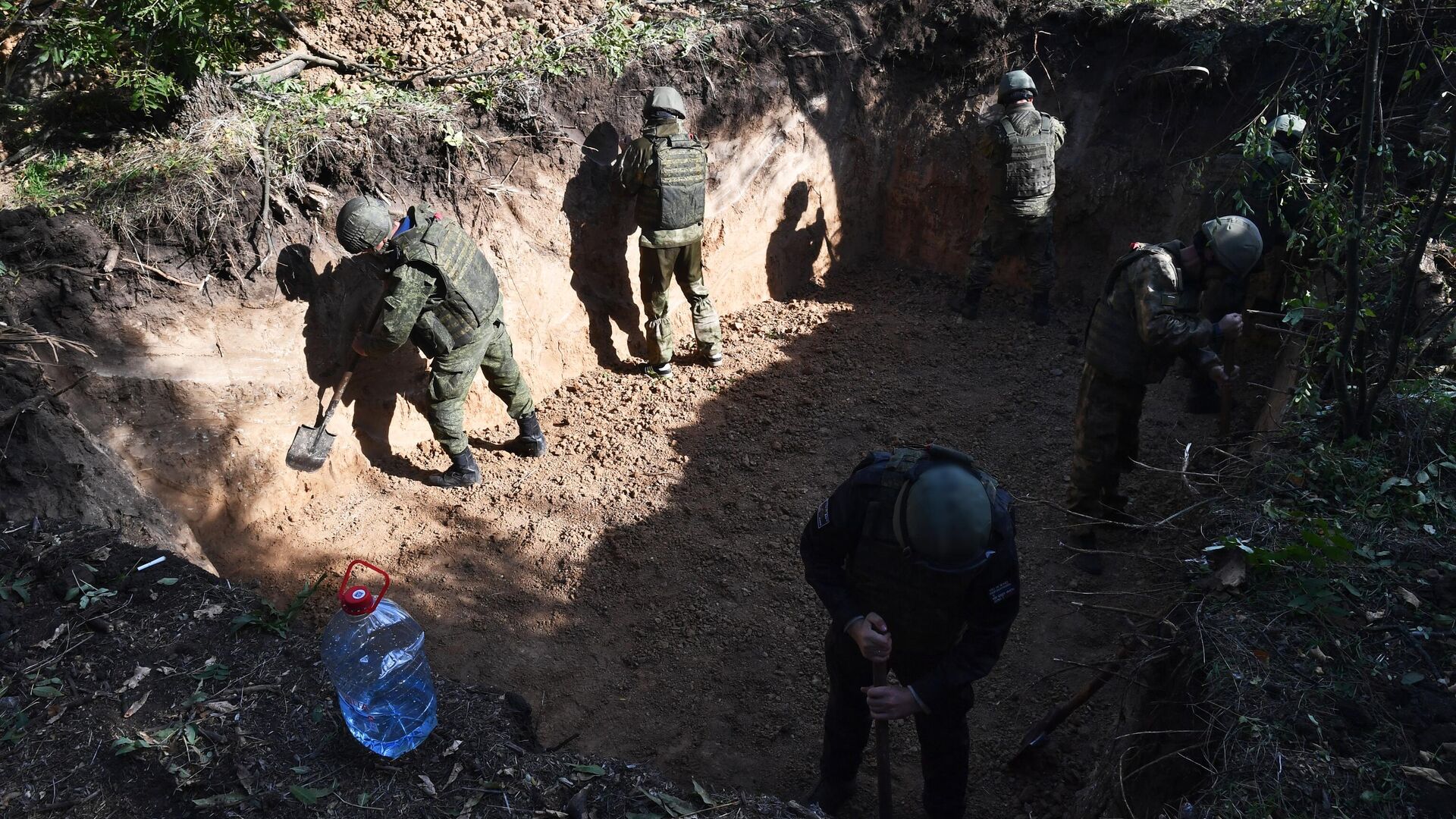 Военнослужащие инженерного подразделения Южного военного округа во время оборудования позиций на Запорожском направлении - РИА Новости, 1920, 11.06.2023