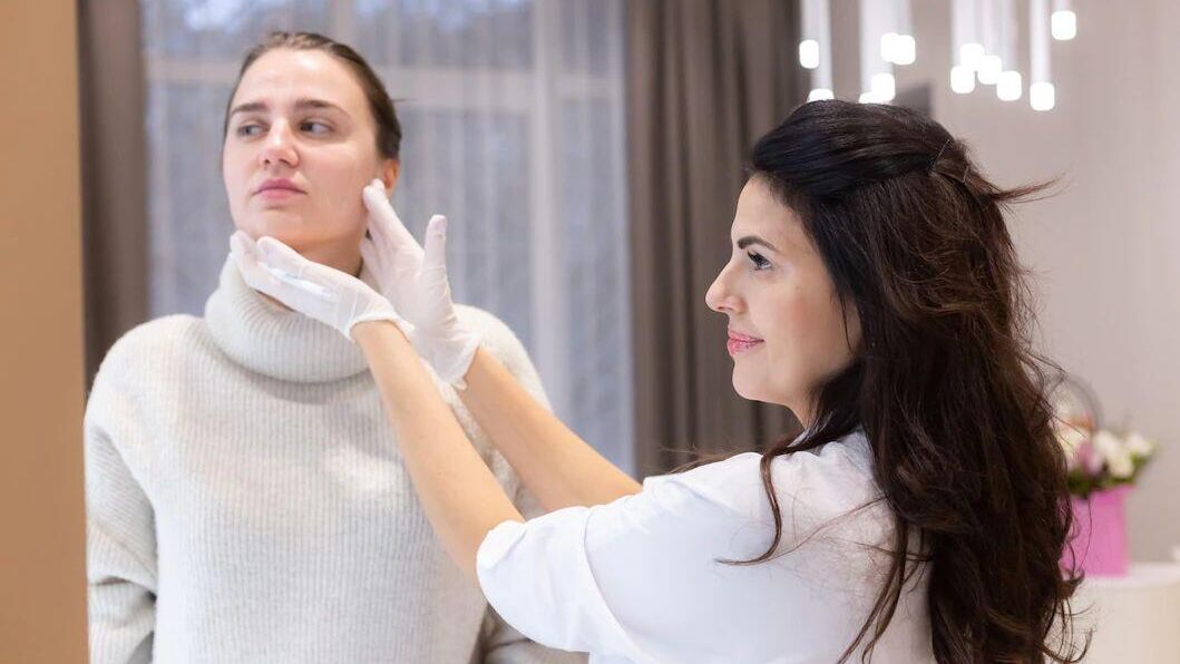 Девушка на приеме у косметолога - РИА Новости, 1920, 28.02.2025