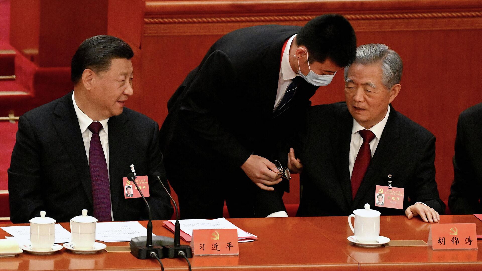 Момент, когда Ху Цзиньтао помогают покинуть церемонию закрытия съезда КПК - РИА Новости, 1920, 22.10.2022