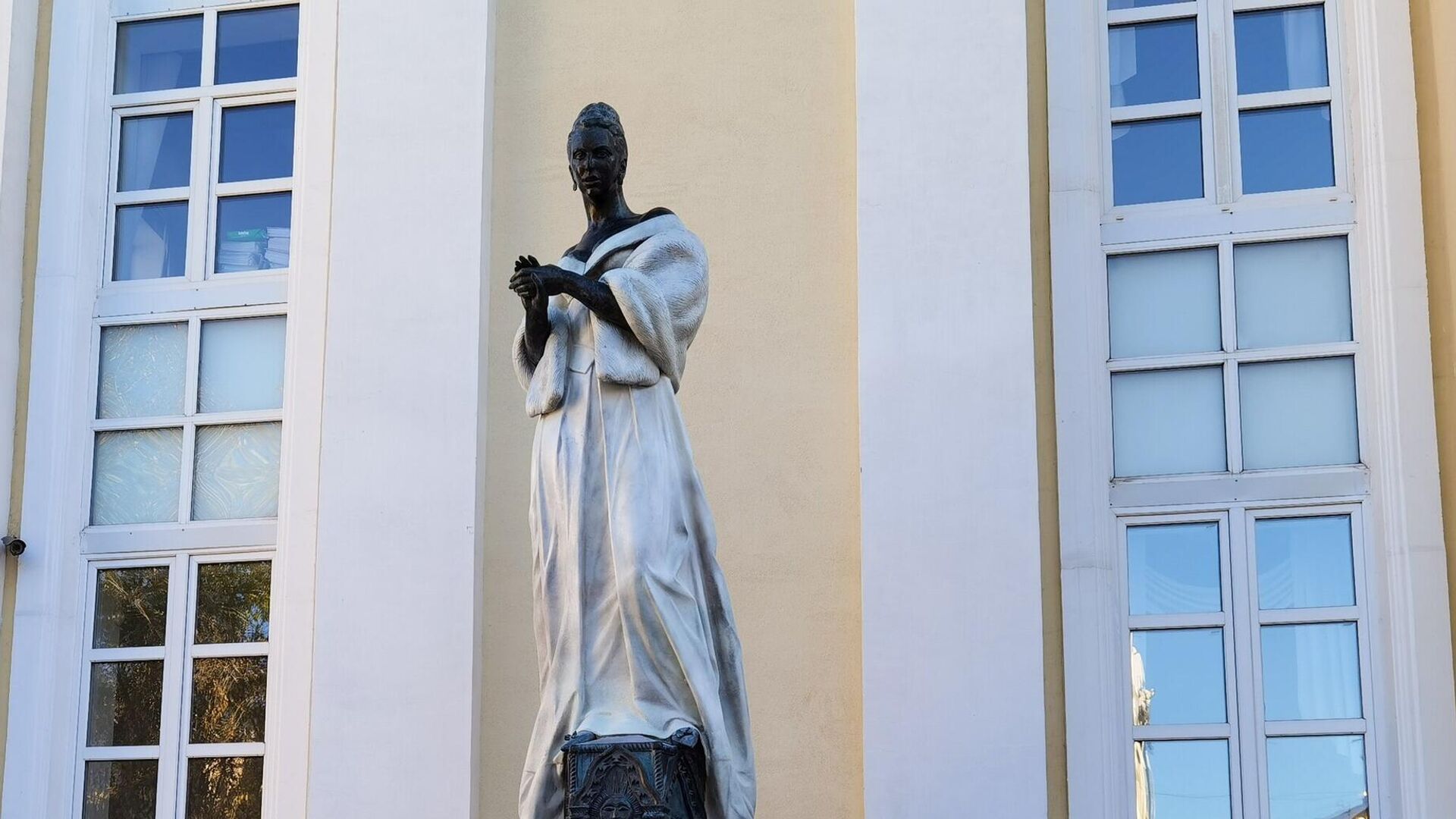 Памятник оперной певице, народной артистке СССР Галине Вишневской на ул. Остоженка в Москве - РИА Новости, 1920, 26.10.2022