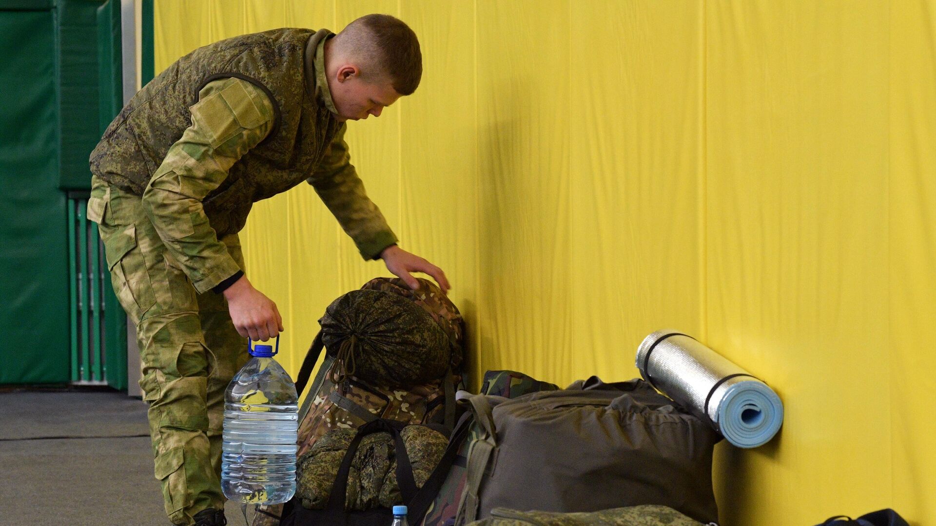 Молодой человек, призванный на военную службу в ходе частичной мобилизации, на сборном пункте - РИА Новости, 1920, 26.10.2022