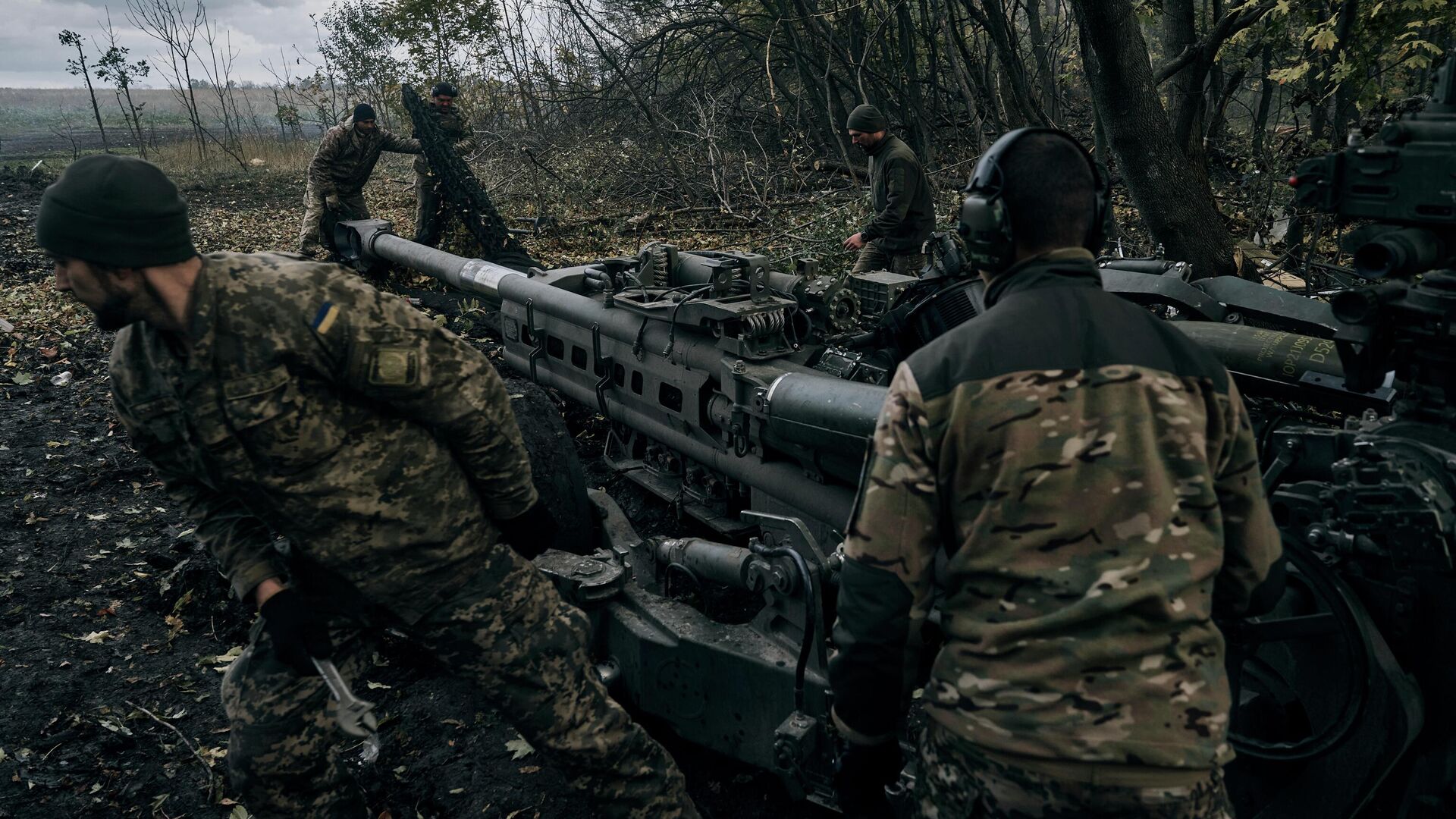 Украинские солдаты ведут обстрел из гаубицы M777  - РИА Новости, 1920, 28.10.2022