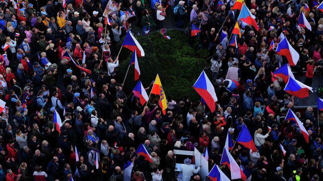 Митинг в Праге в поддержку переговоров с Россией и отставки правительства Чехии