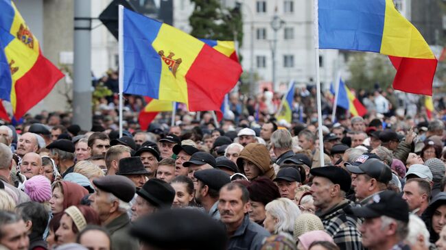 Участники акции протеста оппозиции в Кишиневе