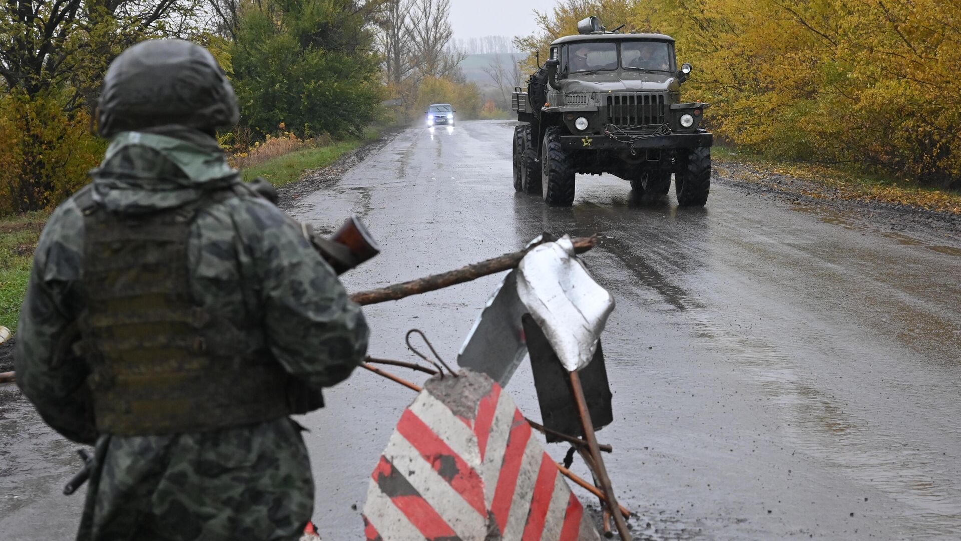 Военнослужащий Народной милиции ЛНР на блокпосту в Харьковской области - РИА Новости, 1920, 15.10.2024