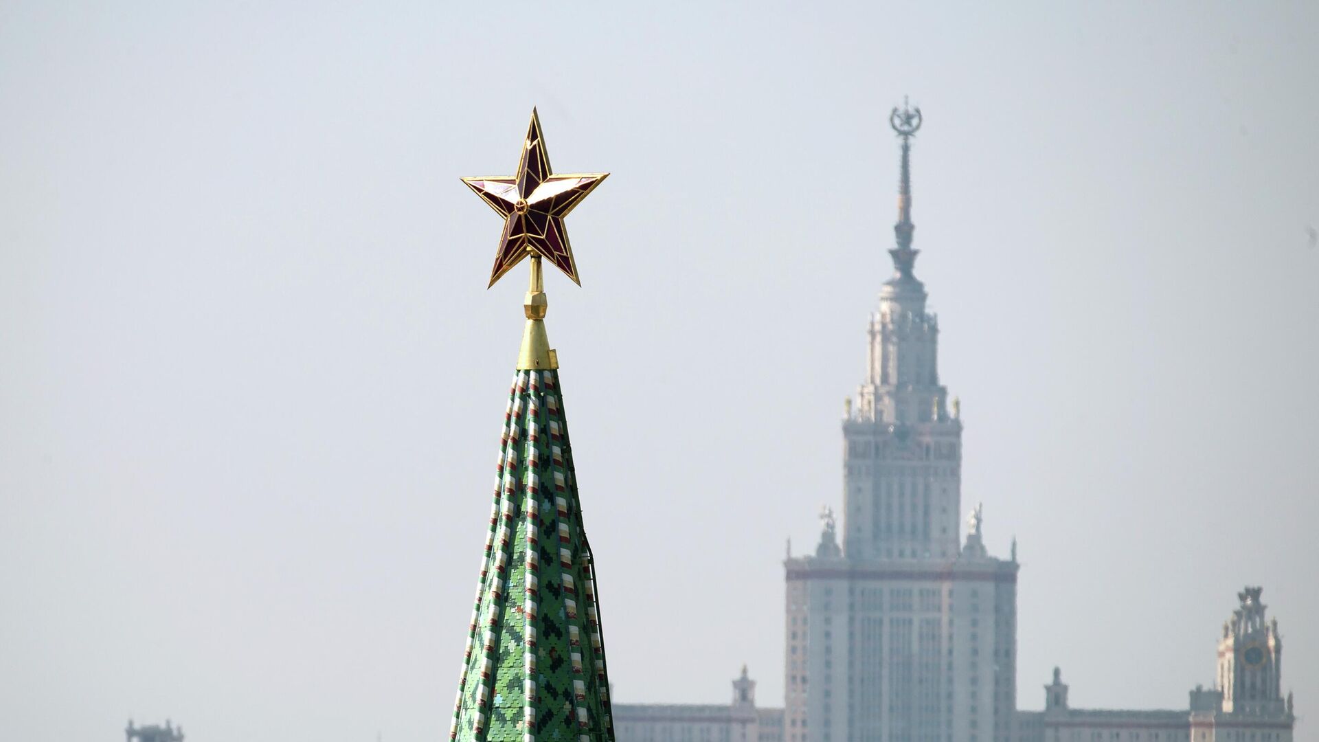 Рубиновая звезда на башне Московского Кремля и главное здание Московского государственного университета имени М. В. Ломоносова - РИА Новости, 1920, 03.05.2024