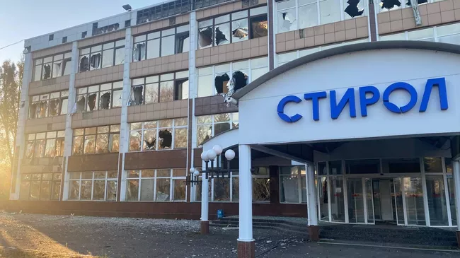 Разрушения на фасаде проходной завода Стирол в Горловке. Архивное фото