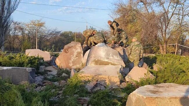 Камни на месте уничтоженного обелиска Родина-мать в мемориальном сквере города Николаева