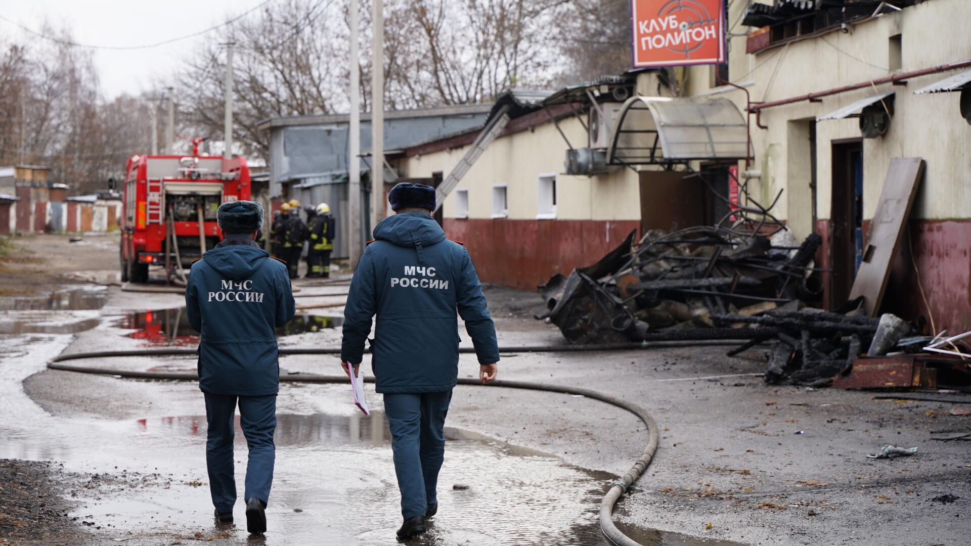 Сотрудники противопожарной службы МЧС России на месте пожара в ночном клубе Полигон на Никитской улице в Костроме - РИА Новости, 1920, 06.11.2022