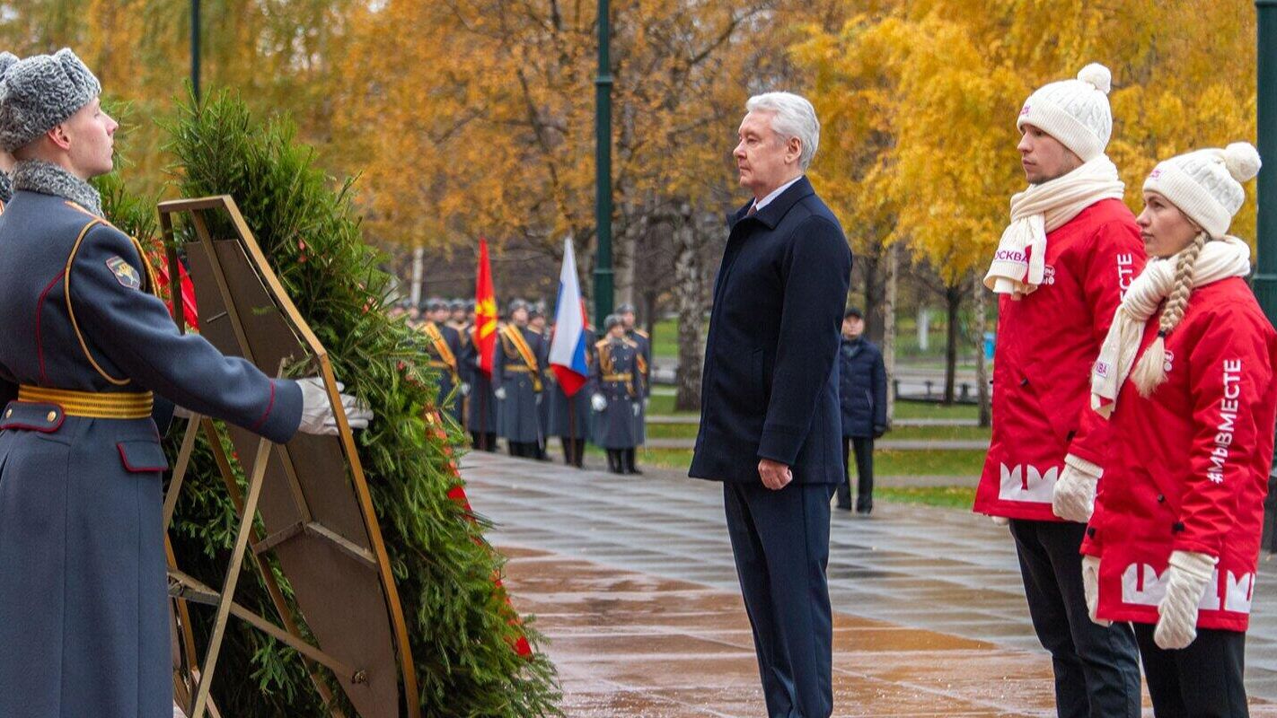 Мэр Москвы Сергей Собянин на церемонии возложения цветов к Могиле Неизвестного Солдата в Александровском саду - РИА Новости, 1920, 07.11.2022