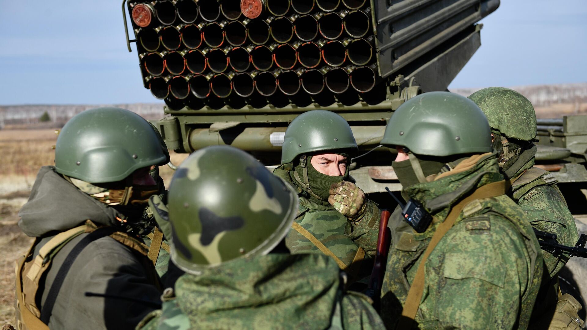 Российские военнослужащие возле установки РСЗО Град в зоне СВО. Архивное фото - РИА Новости, 1920, 18.11.2022