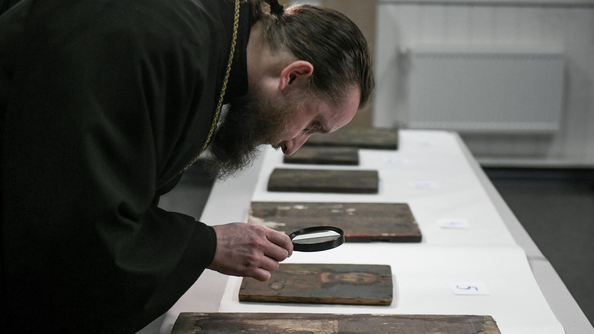 Наместник монастыря осматривает старинные иконы - РИА Новости, 1920, 29.12.2022