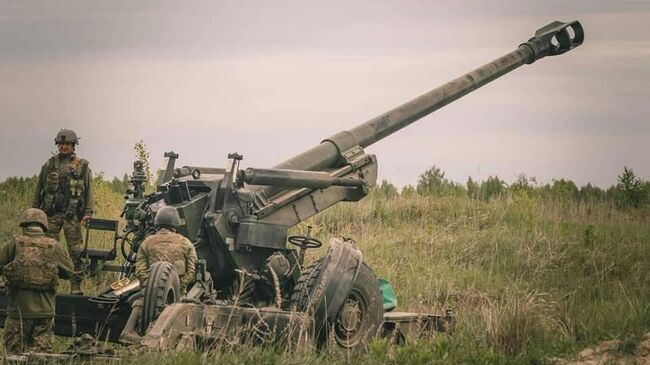 Украинские военные во время стрельбы из гаубицы. Архивное фото