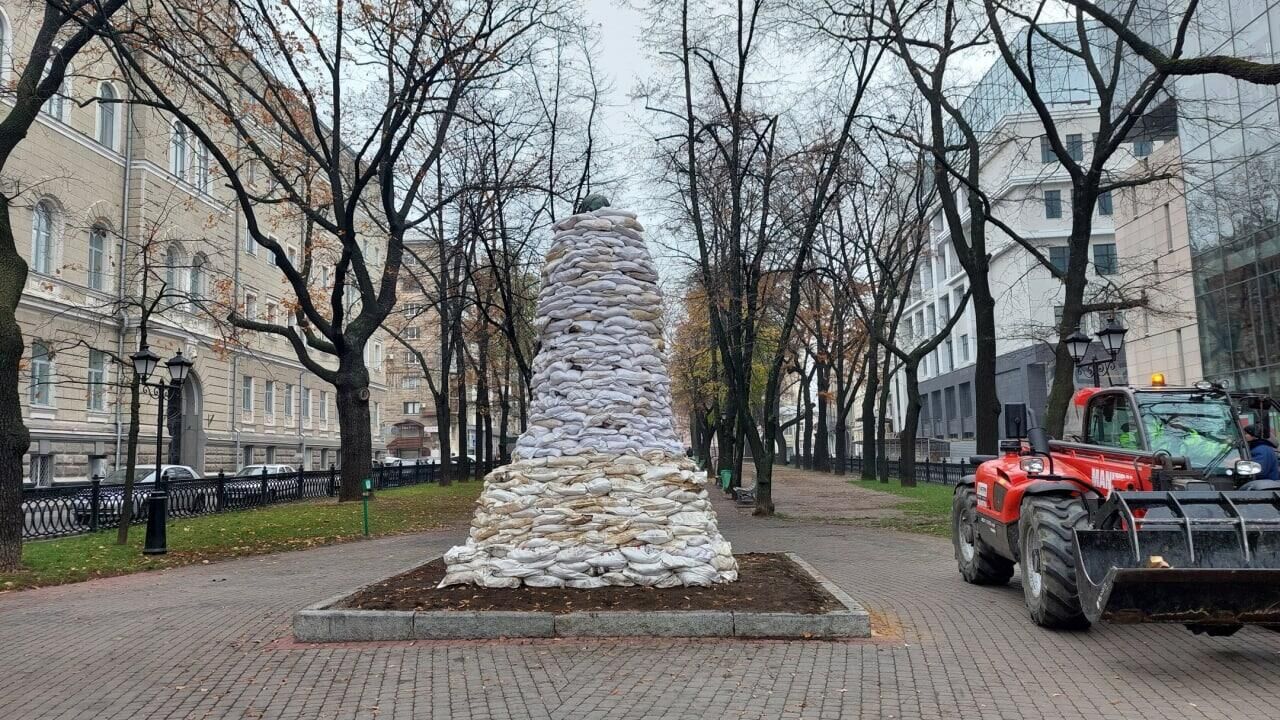 Памятник Гоголю в Харькове обложили мешками с песком - РИА Новости, 1920, 10.11.2022