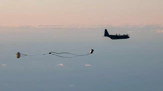 Учебный сброс с самолета ВВС США ракеты во время учений 