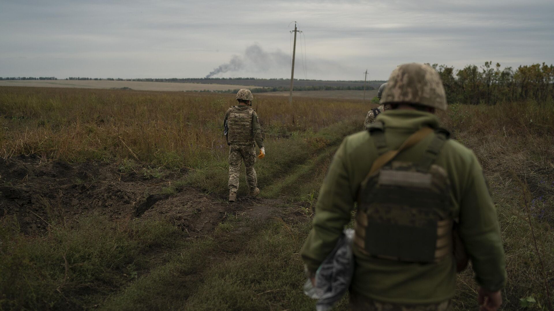 Украинские солдаты ищут тела погибших военнослужащих ВСУ - РИА Новости, 1920, 23.09.2023