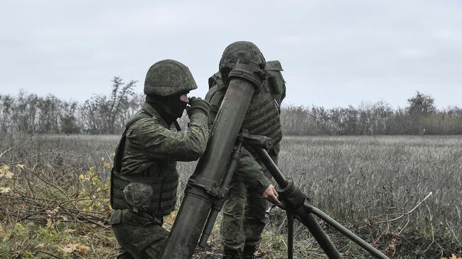 Работа минометного расчета ВС РФ в зоне спецоперации. Архивное фото