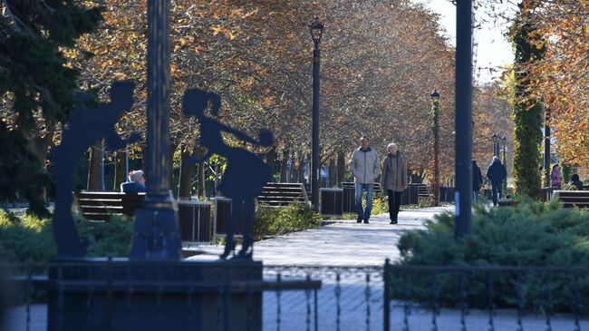 Люди в сквере города Энергодар