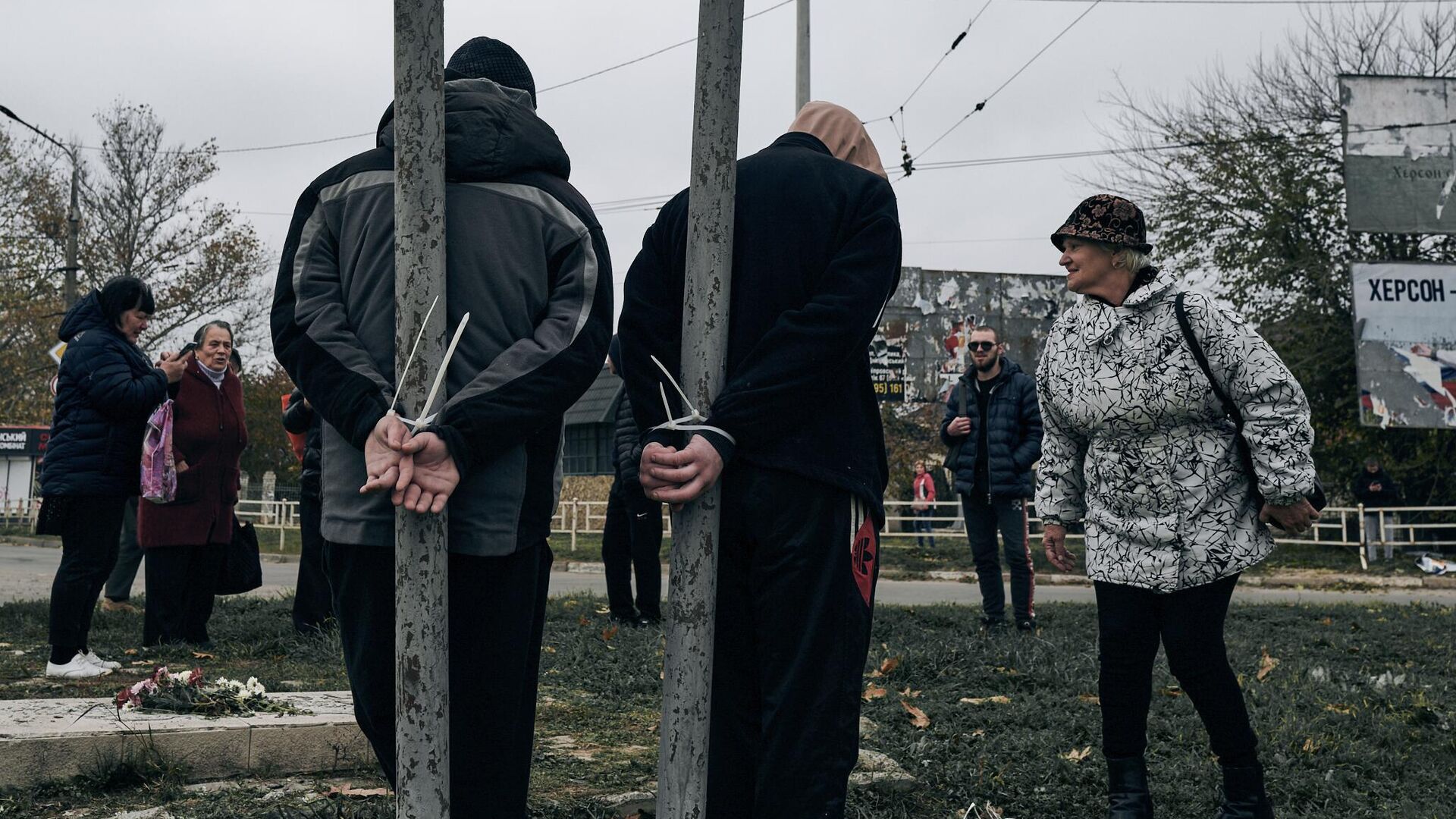 Жители Херсона, привязанные за руки к столбам на одной из улиц города - РИА Новости, 1920, 14.11.2022