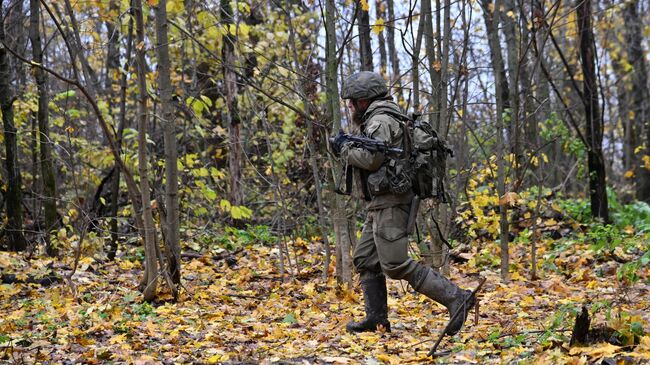 Военнослужащий  ВС РФ выполняет боевую задачу в зоне проведения спецоперации