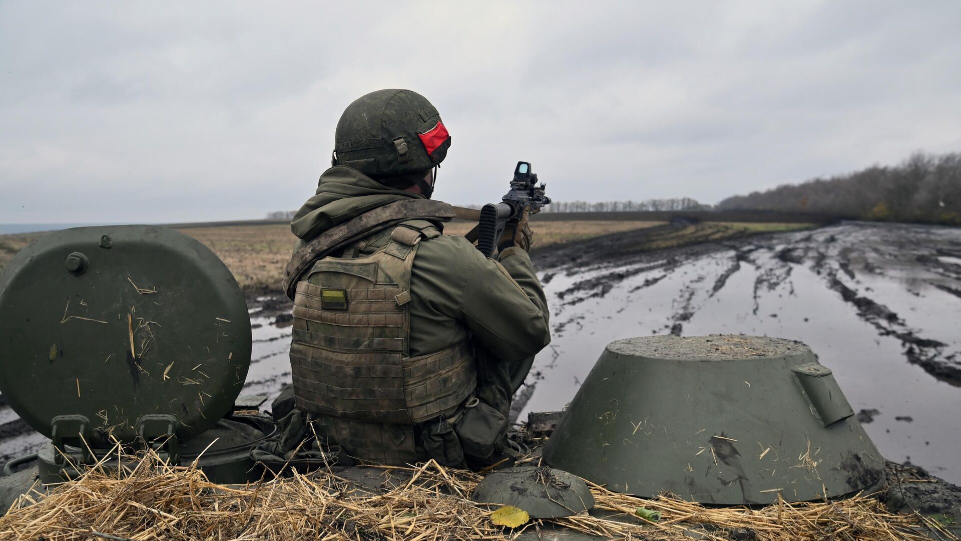 Военнослужащий разведгруппы ВС РФ выполняет боевую задачу в зоне проведения спецоперации - РИА Новости, 1920, 14.12.2022