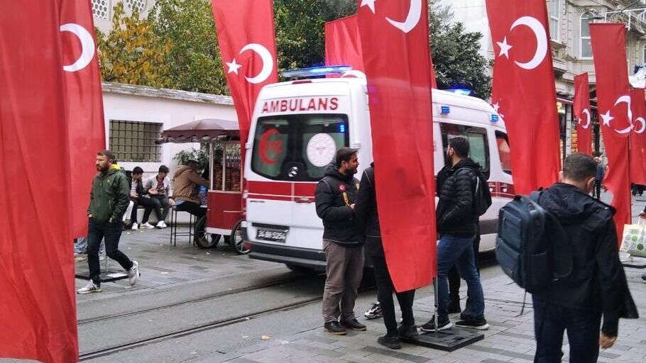 Автомобиль скорой помощи на месте теракта на центральной пешеходной улице Истикляль в Стамбуле - РИА Новости, 1920, 14.11.2022