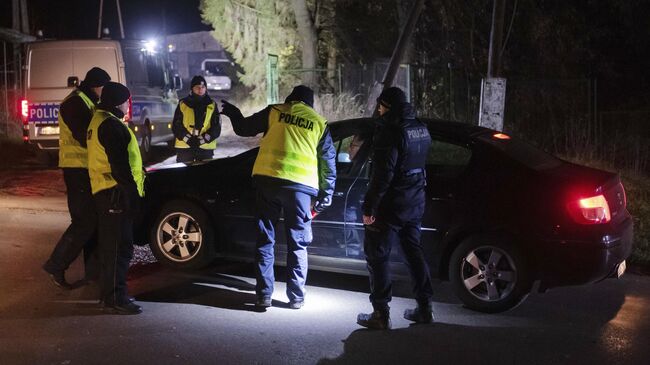 Сотрудники полиции возле зернового склада в населенном пункте Пшеводув, Польша