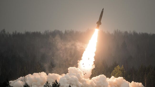 Пуск ракеты из тактического комплекса Точка-У 