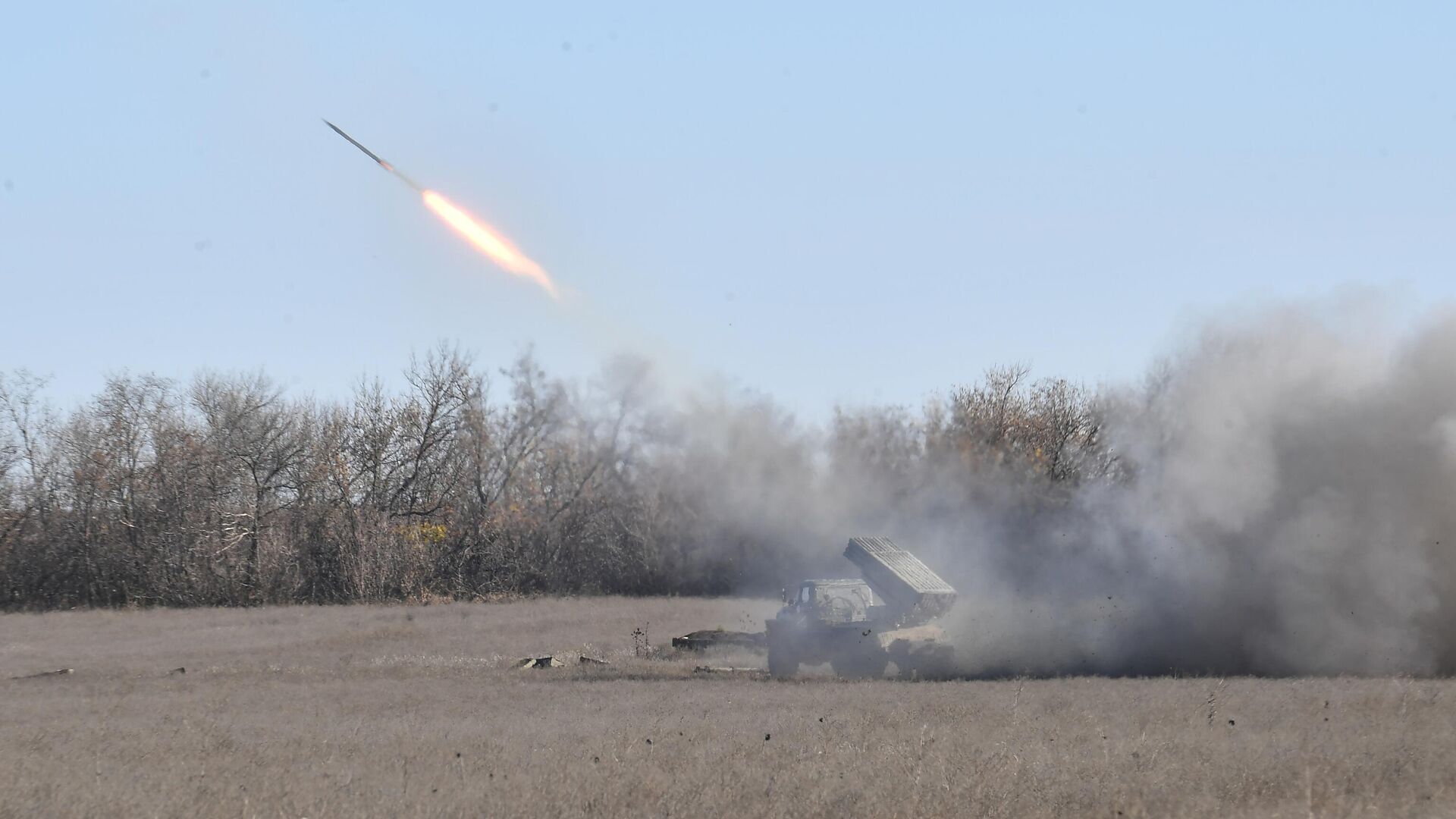 Работа расчета реактивной системы залпового огня БМ-21 Град ЮВО ВС РФ на Запорожском направлении - РИА Новости, 1920, 10.12.2022