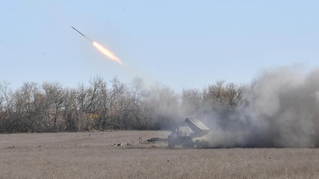 Работа расчета реактивной системы залпового огня БМ-21 Град ЮВО ВС РФ на Запорожском направлении