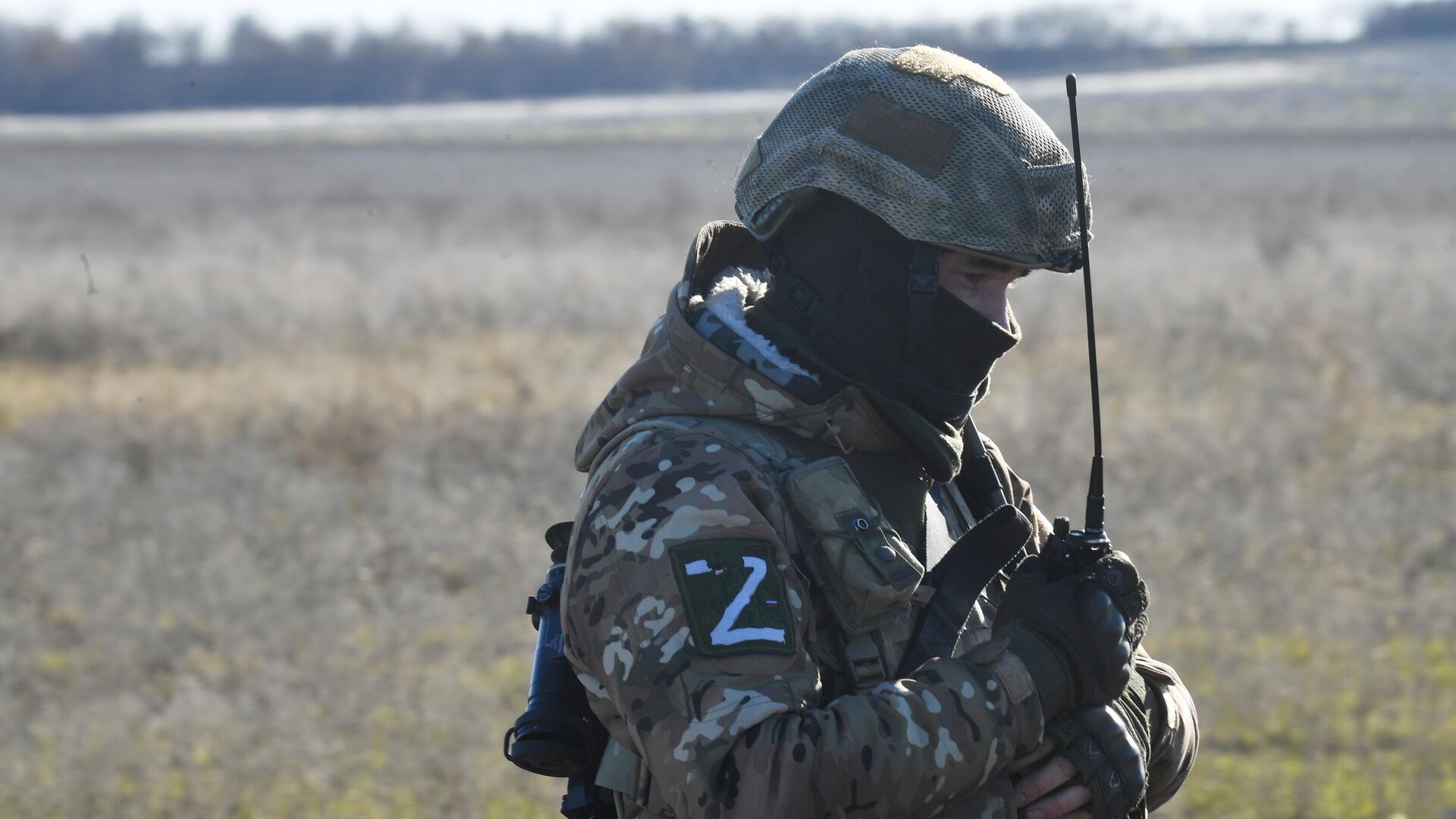 Военнослужащий расчета реактивной системы залпового огня БМ-21 Град ЮВО ВС РФ - РИА Новости, 1920, 22.11.2022