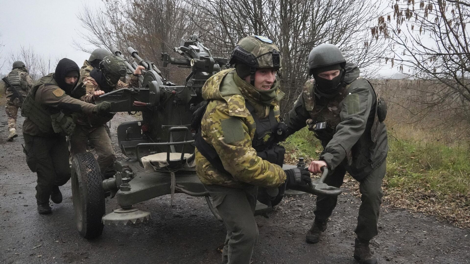 Военнослужащие ВСУ с зенитным орудием в зоне боевых действий. Архивное фото - РИА Новости, 1920, 11.02.2023