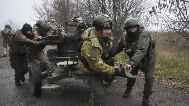 Военнослужащие ВСУ с зенитным орудием в зоне боевых действий. Архивное фото