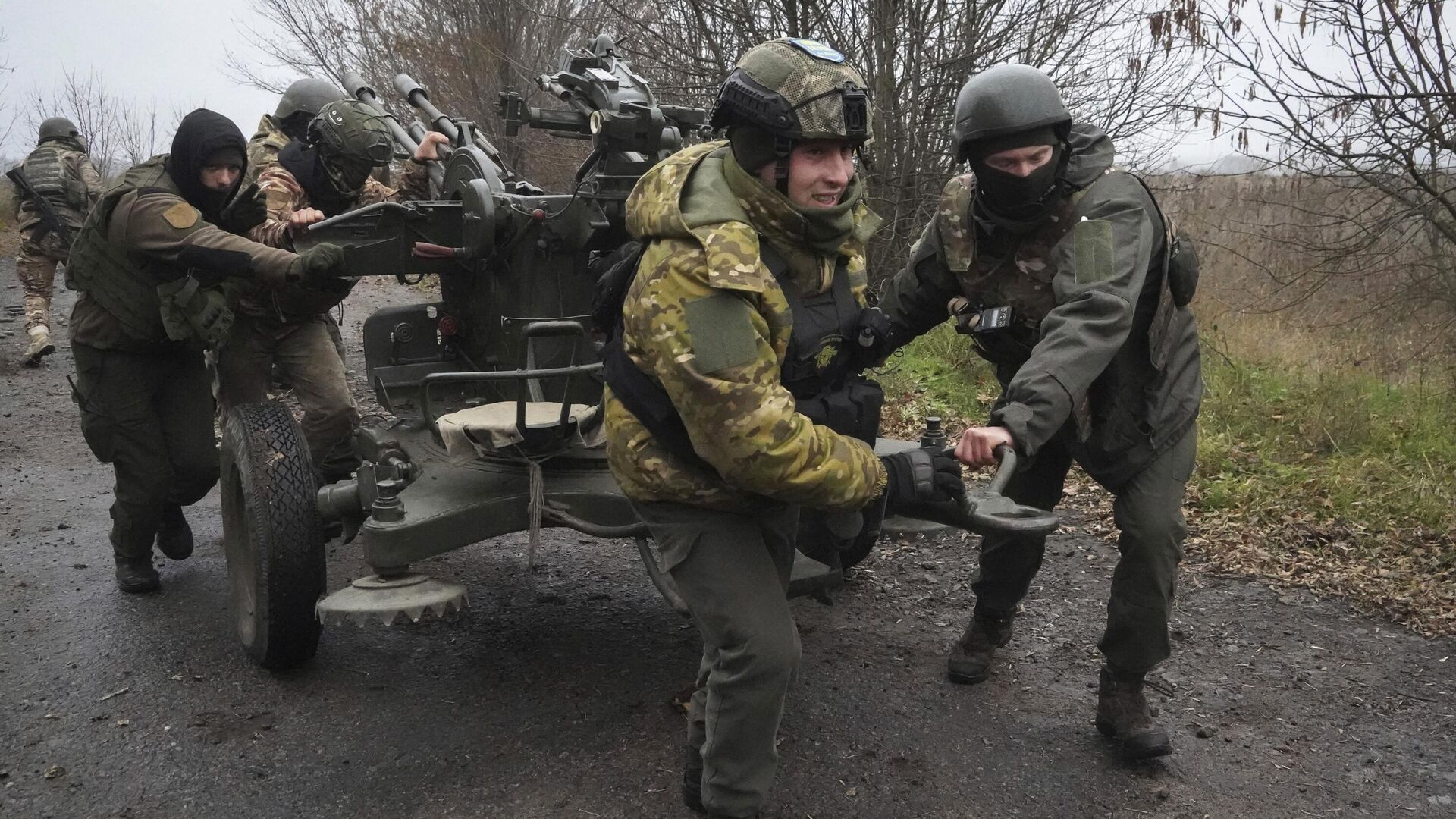 Военнослужащие ВСУ с зенитным орудием в зоне боевых действий. Архивное фото - РИА Новости, 1920, 11.02.2023