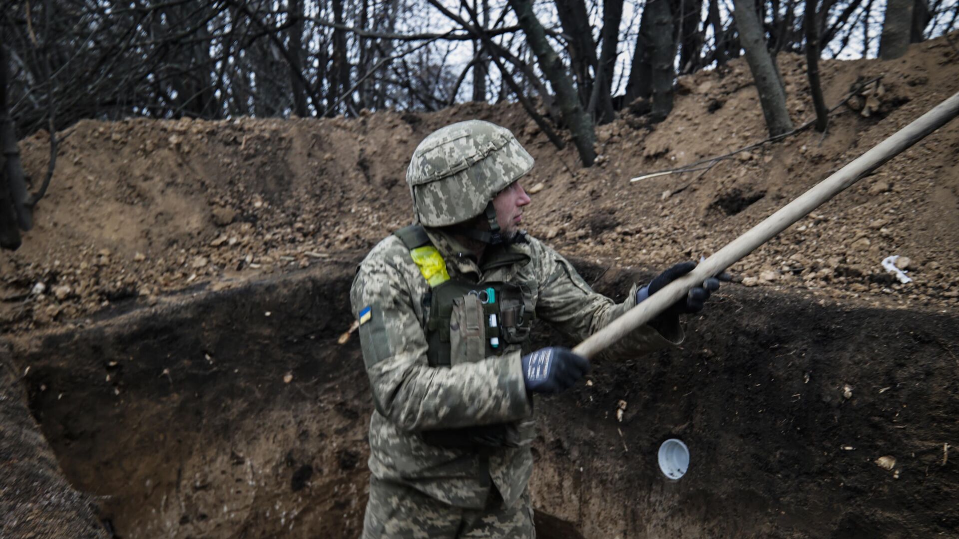 Военнослужащий ВСУ копает траншею - РИА Новости, 1920, 10.04.2024