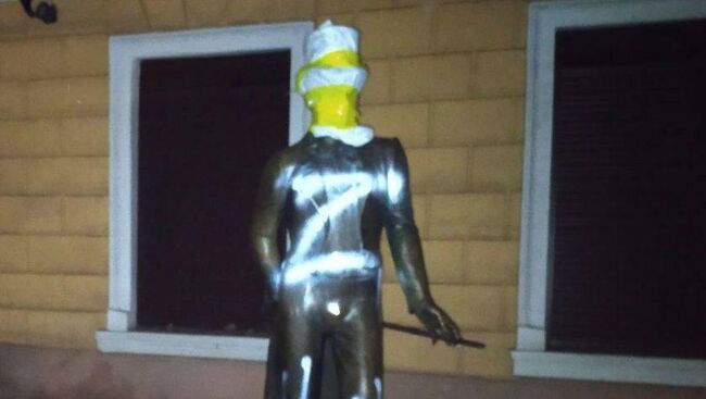 Оскверненный памятник Пушкину в Одессе