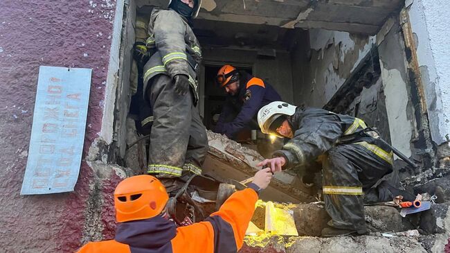 На месте обрушения дома в поселке Тымовское Сахалинской области