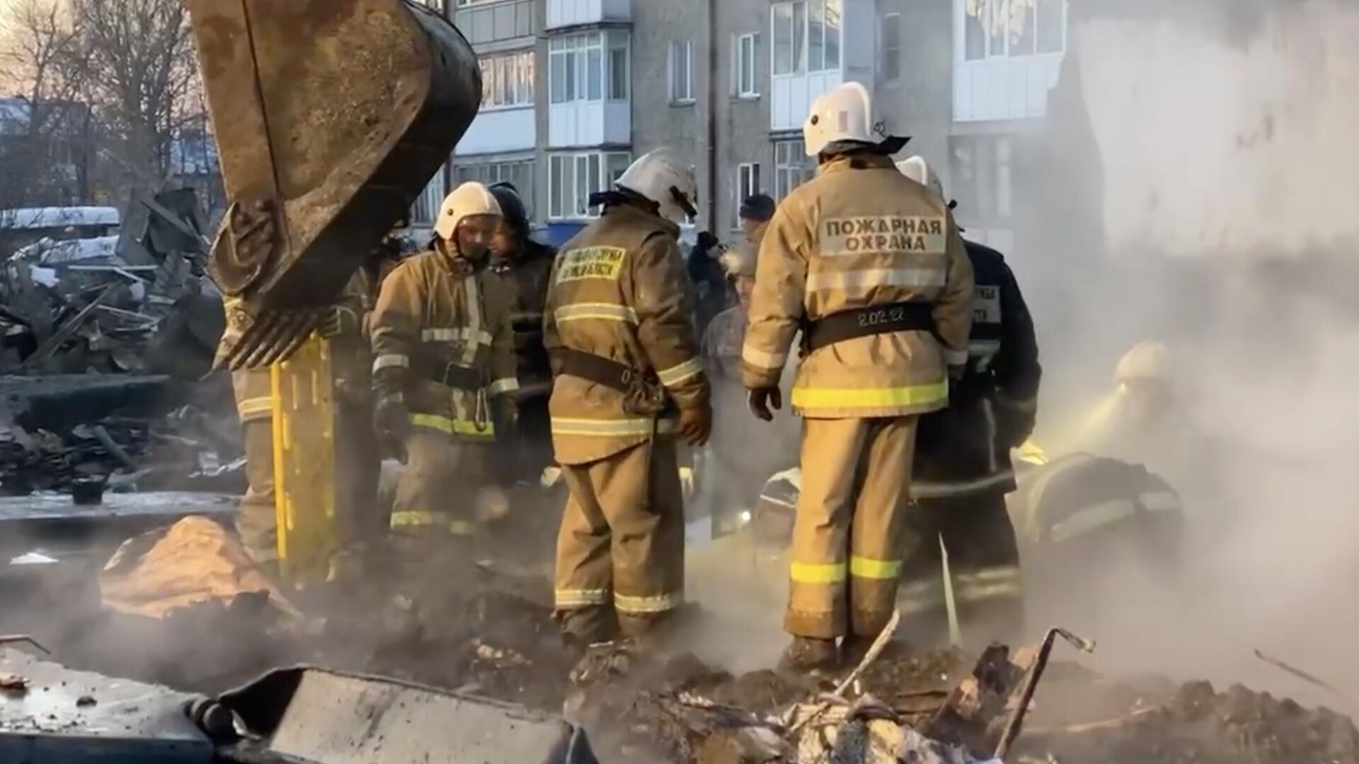 На месте обрушения дома в поселке Тымовское Сахалинской области. Кадр видео - РИА Новости, 1920, 19.11.2022