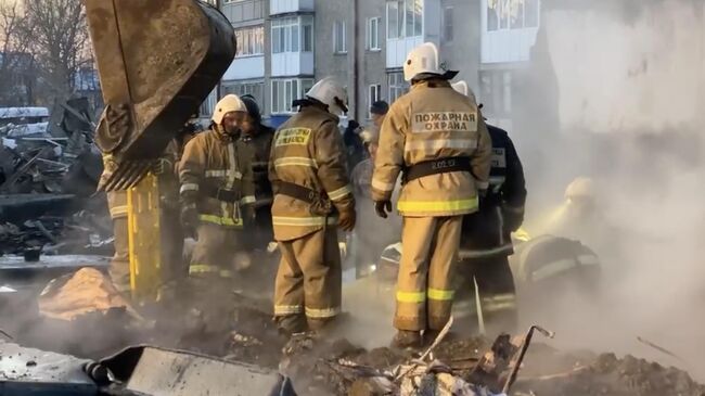 На месте обрушения дома в поселке Тымовское Сахалинской области. Кадр видео