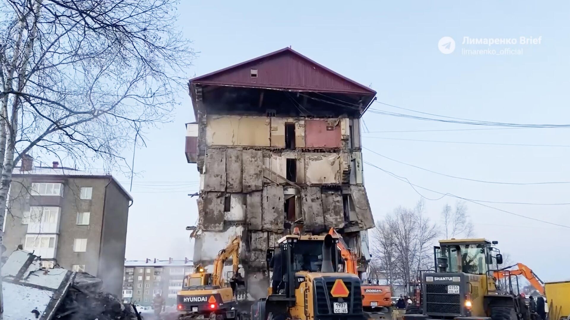 На месте обрушения дома в поселке Тымовское Сахалинской области. Кадр видео - РИА Новости, 1920, 19.11.2022