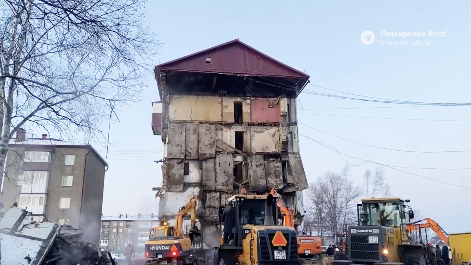 На месте обрушения дома в поселке Тымовское Сахалинской области. Кадр видео - РИА Новости, 1920, 19.11.2022