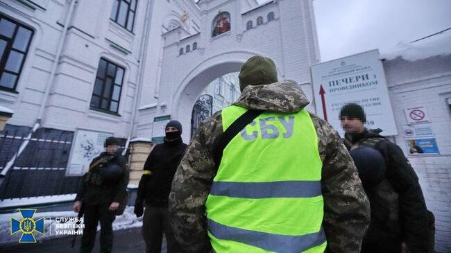 Сотрудники СБУ в Киево-Печерской лавре