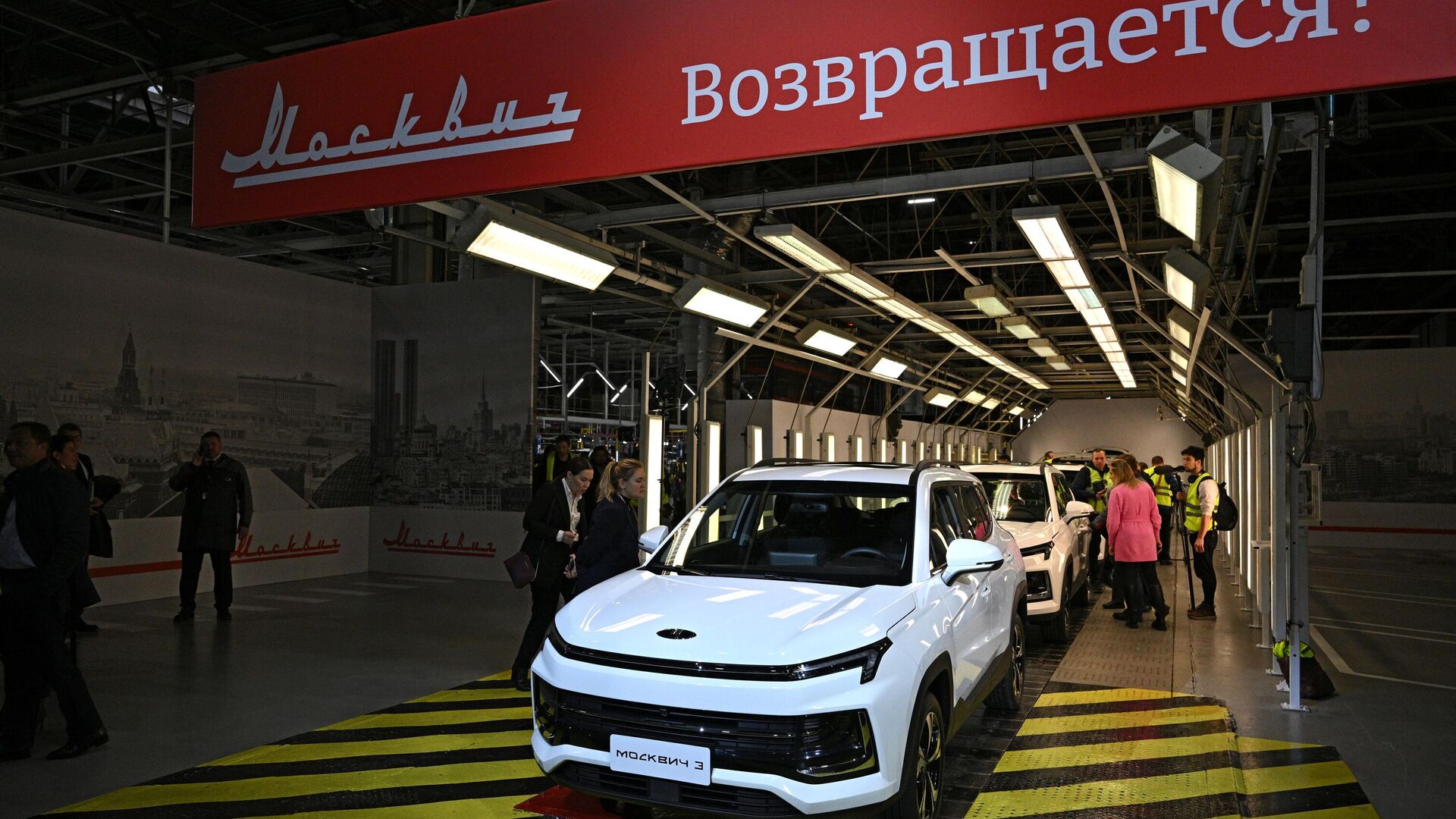 Автомобиль Москвич на производственной линии на Московском автомобильном заводе Москвич - РИА Новости, 1920, 31.03.2023