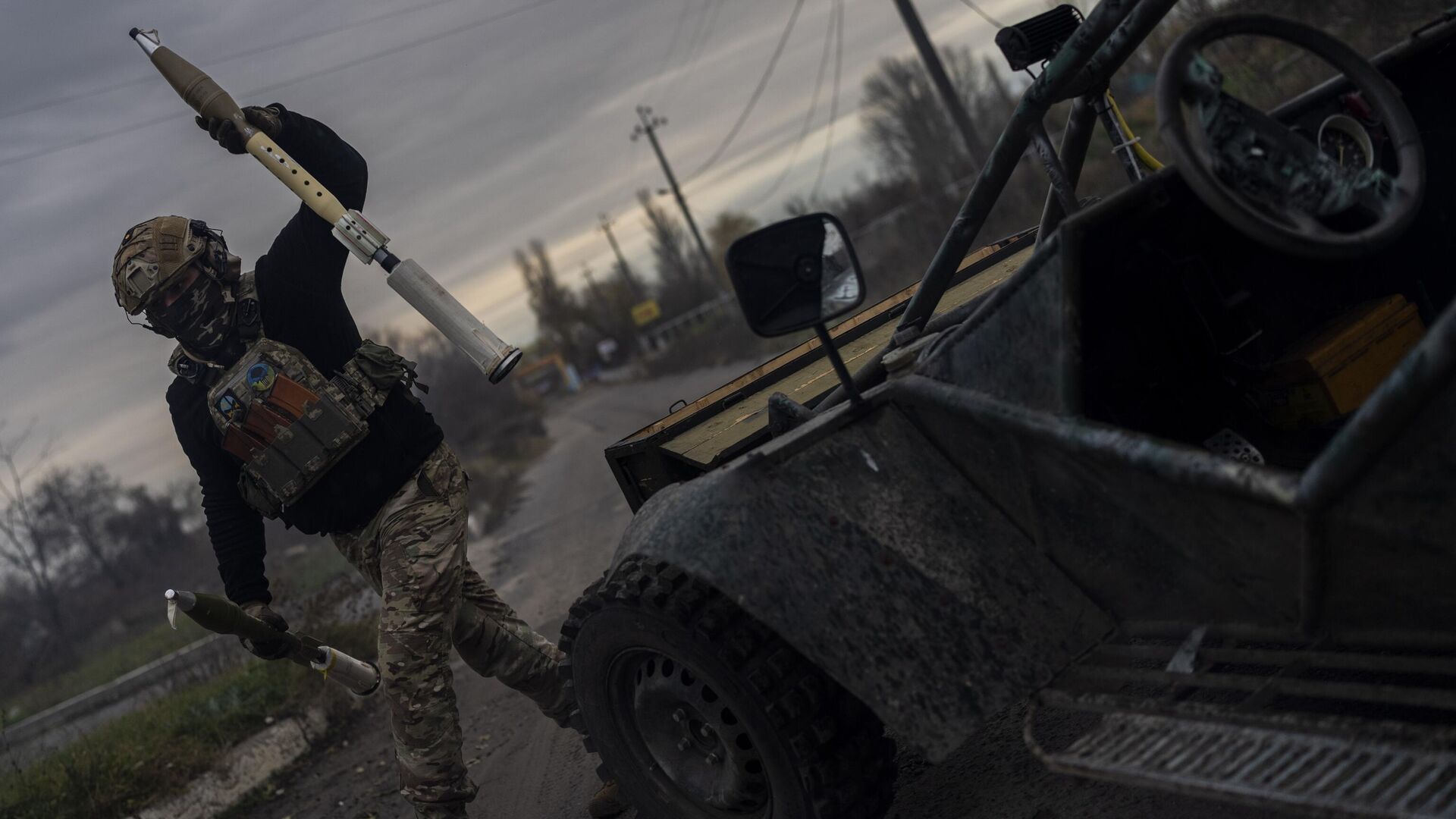 Украинский военнослужащий заряжает противотанковый гранатомет СПГ-9 на линии соприкосновения под Херсоном - РИА Новости, 1920, 14.05.2024