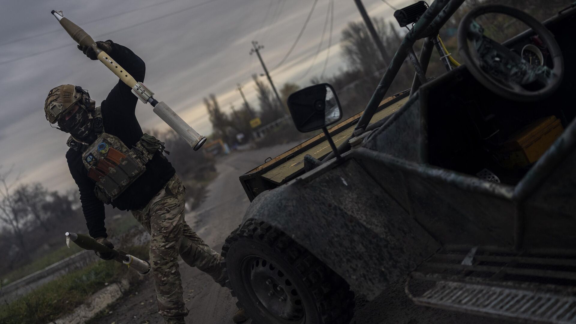 Украинский военнослужащий заряжает противотанковый гранатомет СПГ-9 на линии соприкосновения под Херсоном - РИА Новости, 1920, 14.03.2023