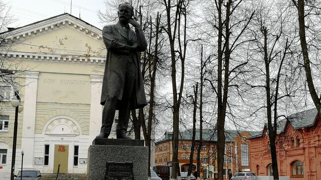 Клин. Памятник Чайковскому у Троицкого собора